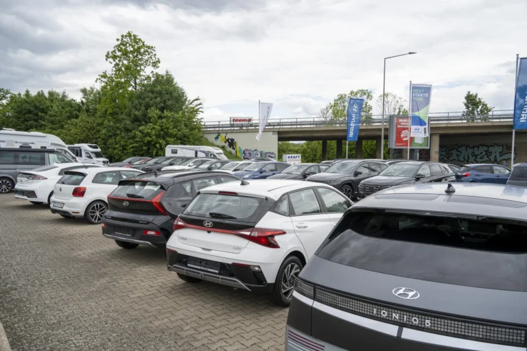 Hyundai-Fahrzeuge auf dem Hof von Automobile Hillebrand