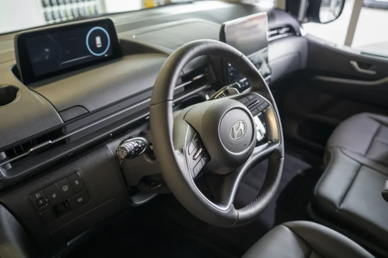 Cockpit eines Hyundai mit digitalem Display