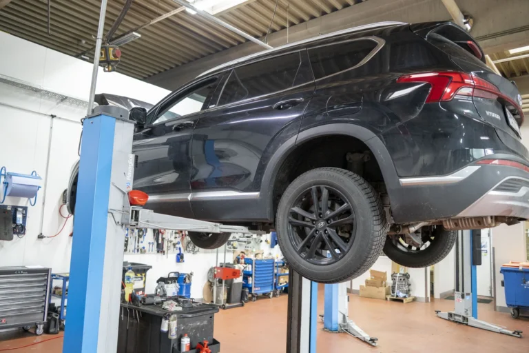 SUV auf der Hebebühne in der Meisterwerkstatt
