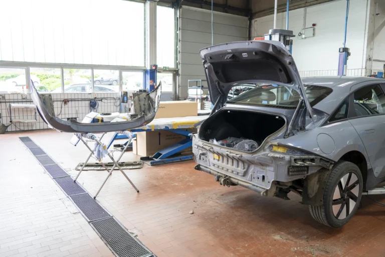 Unfallfahrzeug bei der Reparatur in der Werkstatt