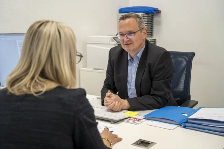 Beratung zu Kauf und Finanzierung am Schreibtisch