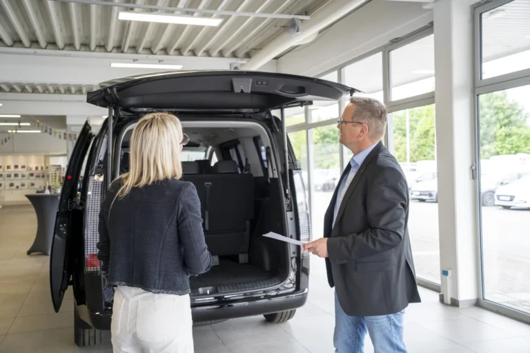 Kundin und Berater am geöffneten Kofferraum eines Hyundai