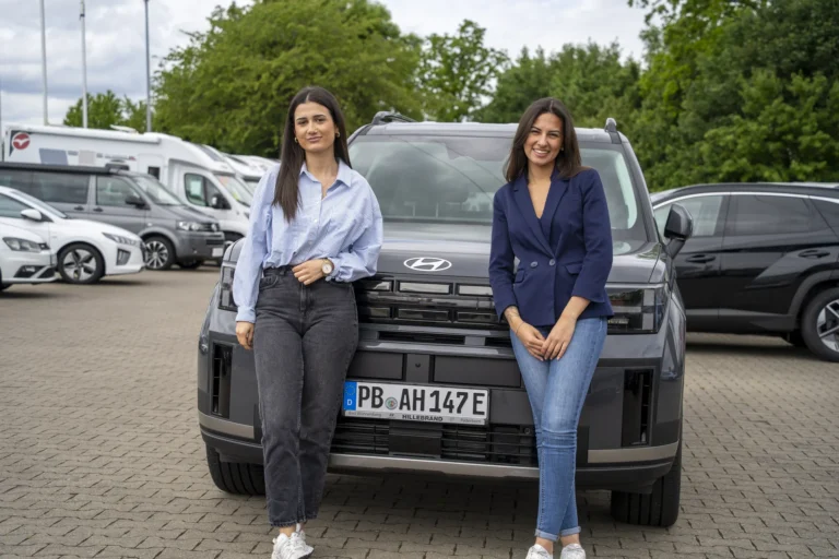 Zwei Mitarbeiterinnen vor einem Hyundai auf dem Firmengelände