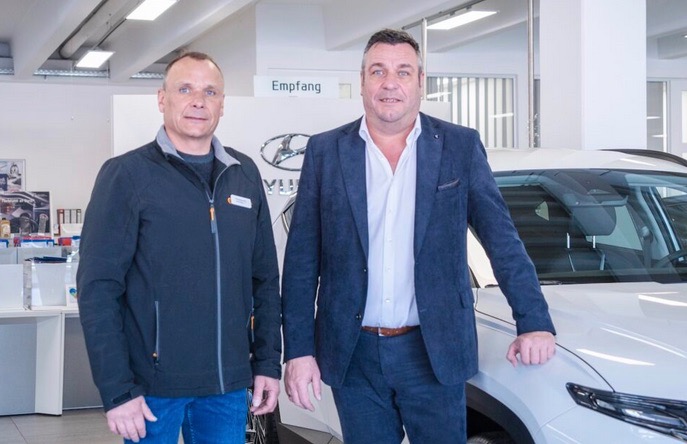 Zwei Mitarbeiter von Automobile Hillebrand im Autohaus
