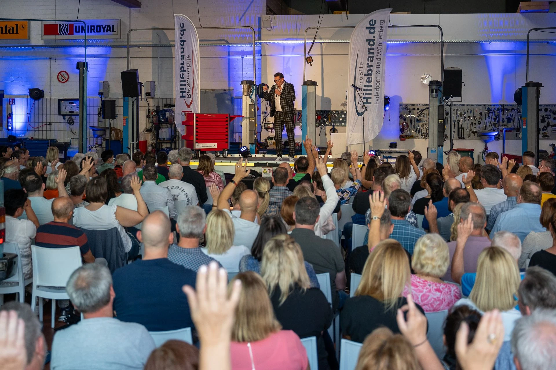 Comedy-Abend Witzige Werkstatt 2024 in der Werkstatt von Automobile Hillebrand in Paderborn